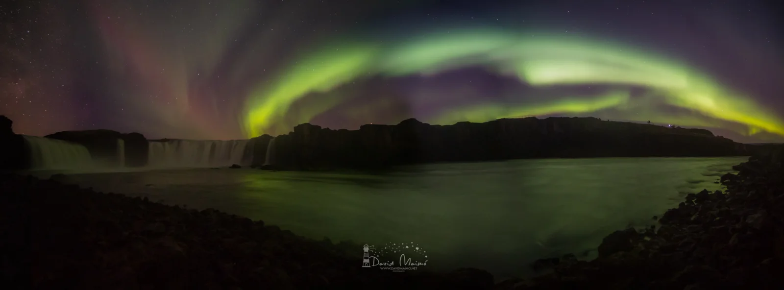 panormica godafoss con auroras