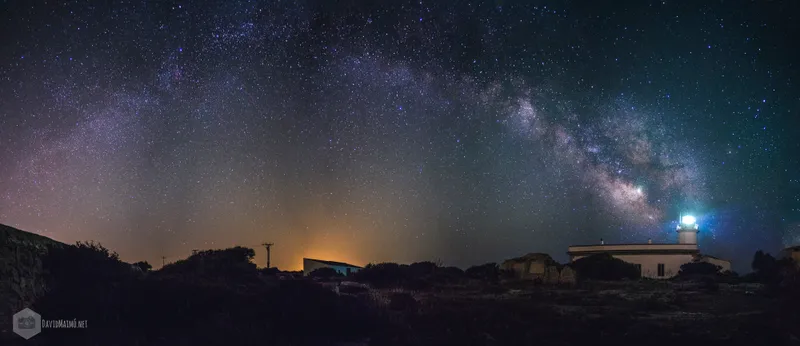 va lactea sobre faro de cabo blanco