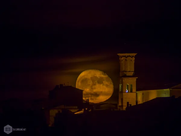 luna sobre iglesia de sant jordi