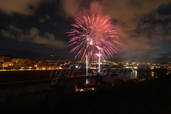 paisaje con fuegos artificiales