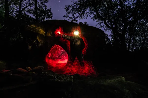 roca foradada ruta prehistrica de cellecs en barcelona, fotografía nocturna en Vilanova del Vallès
