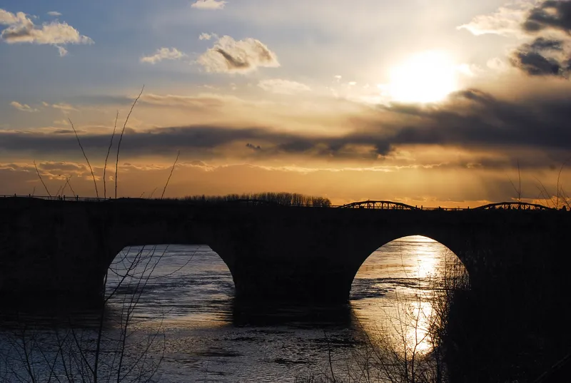 puente romano al atardecer