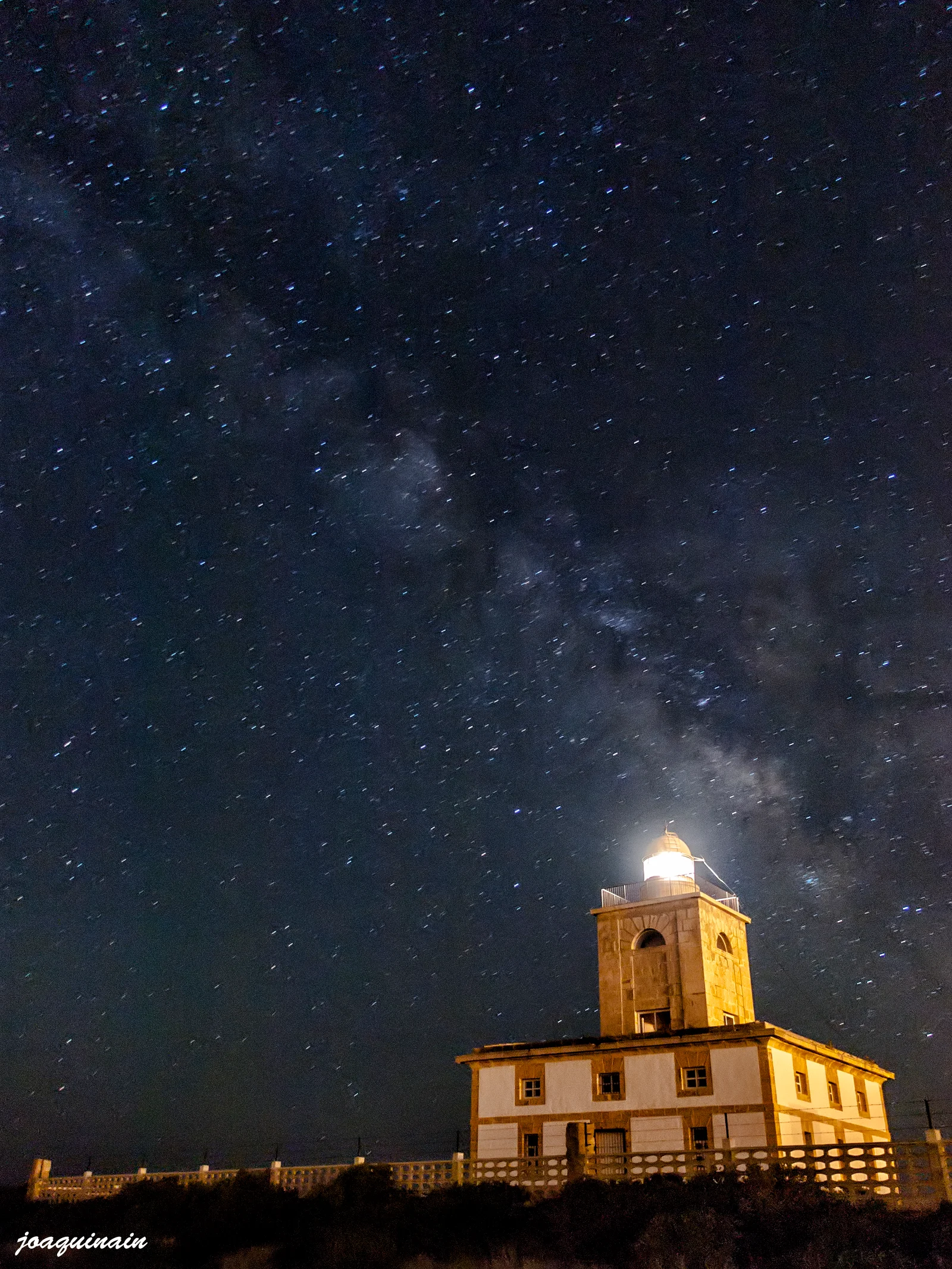 el faro seala el camino
