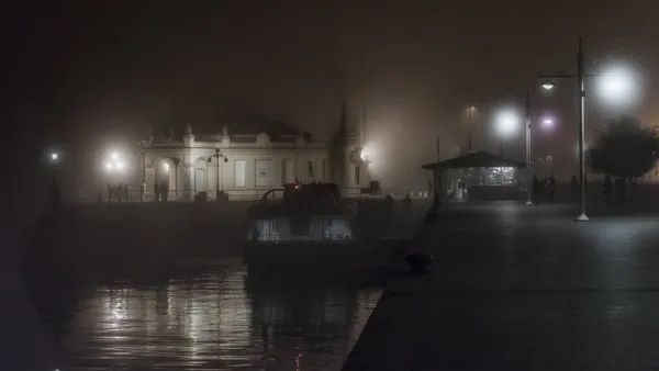 niebla en el embarcadero