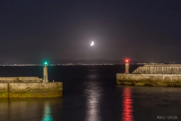faros de entrada al puerto de tapia de casariego asturias, fotografía nocturna en Tapia de Casariego