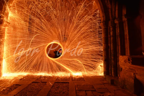 espectaculares chispas en la noche