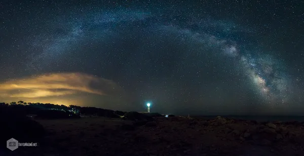via lctea sobre faro cap salines