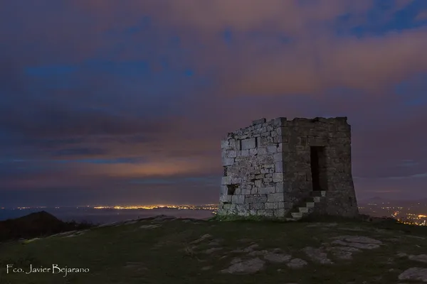 torre de santa barbara, fotografía nocturna en Fuenterrabía