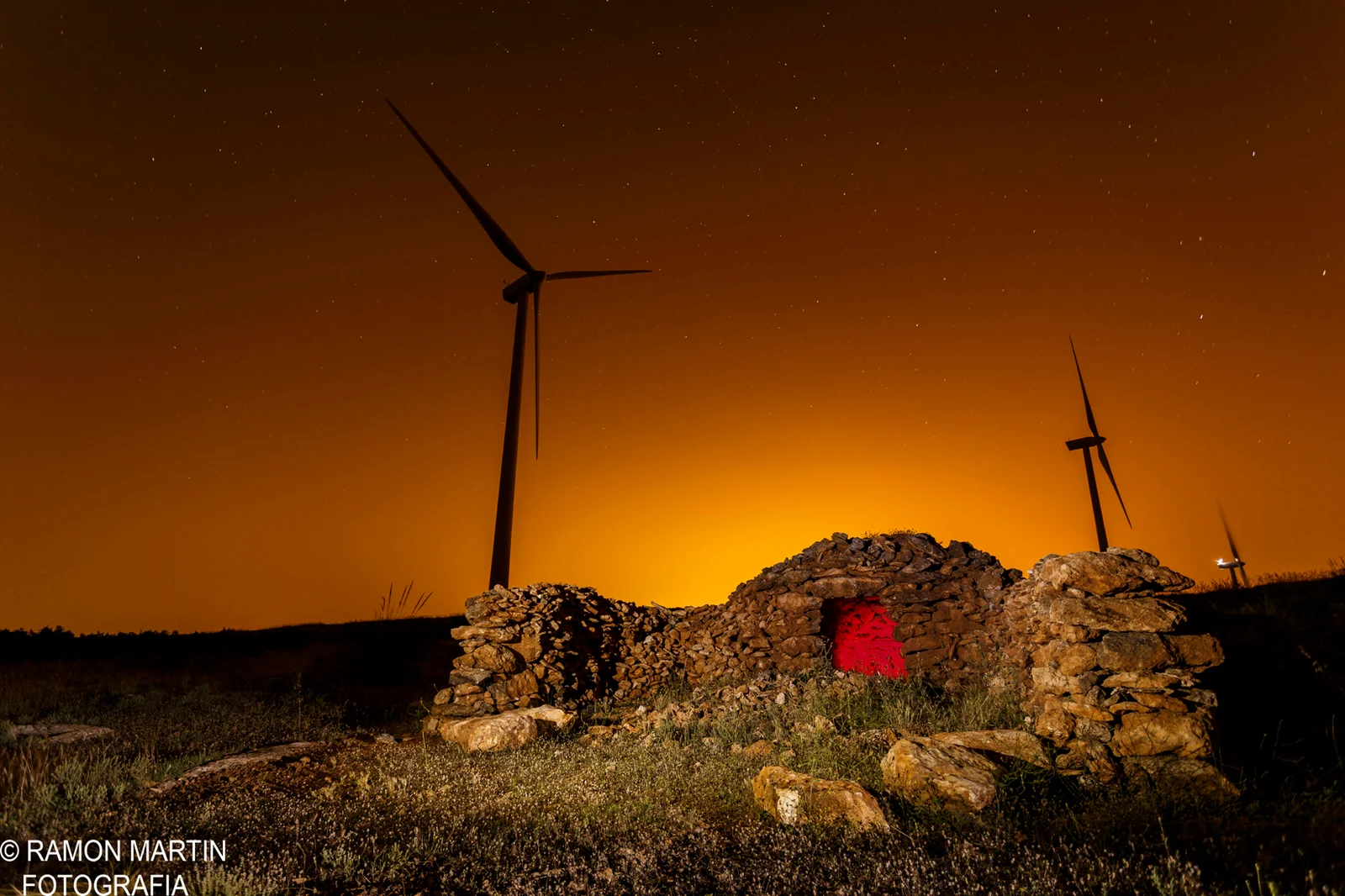 refugio de pastores y aerogeneradores