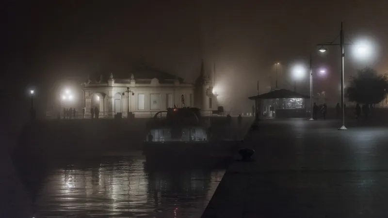 niebla en el embarcadero