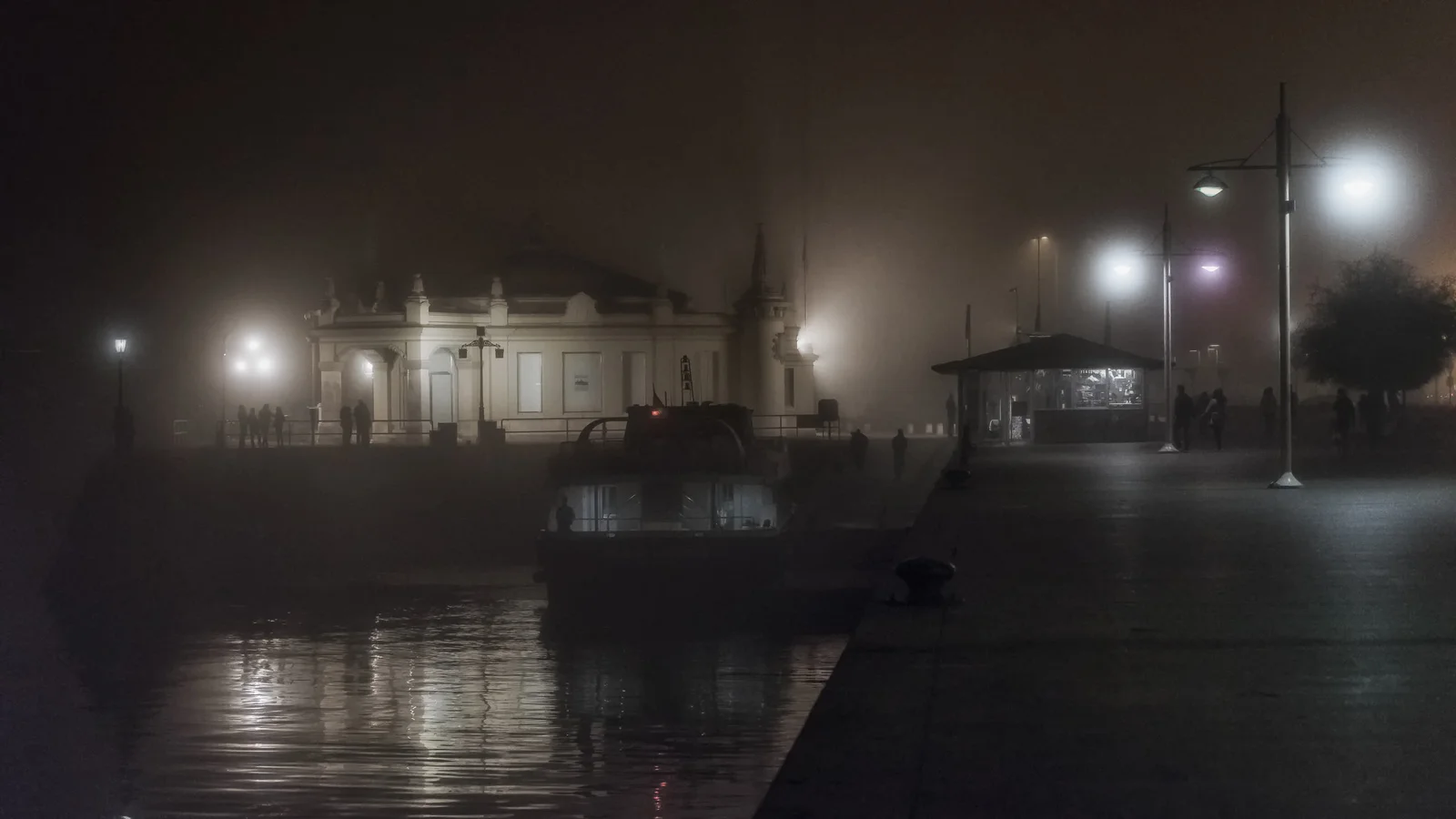 niebla en el embarcadero