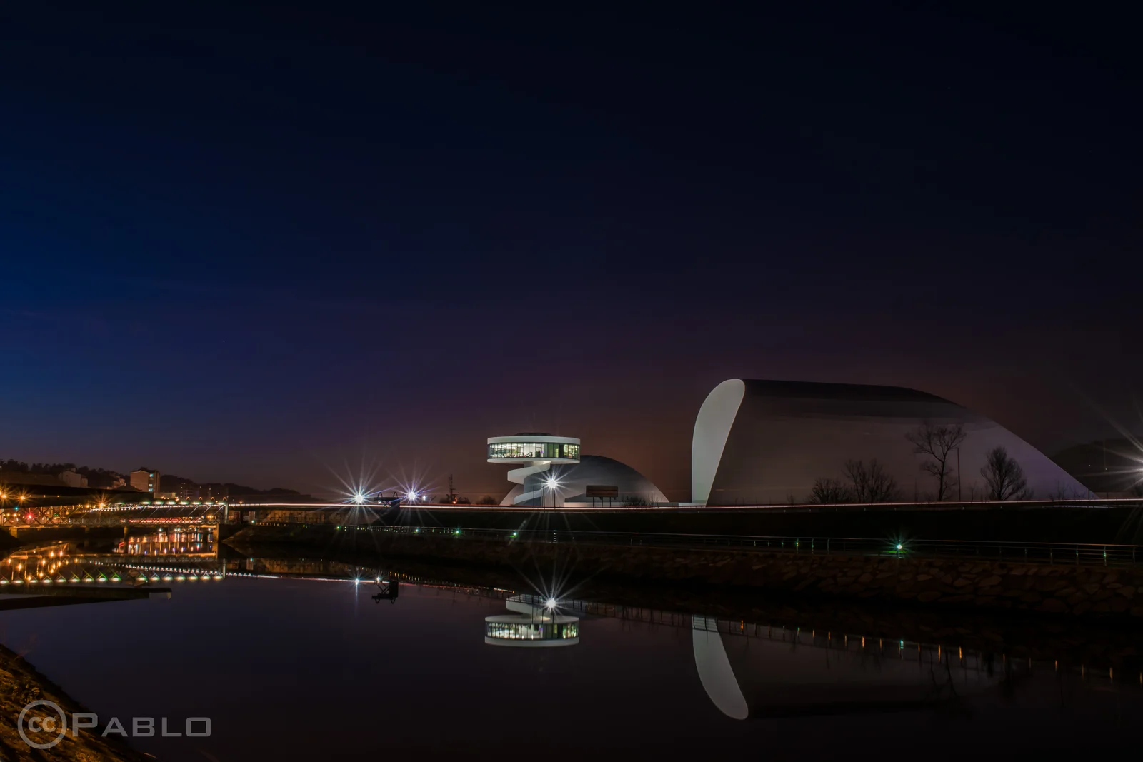 atardecer en el centro cultural scar niemeyer avils