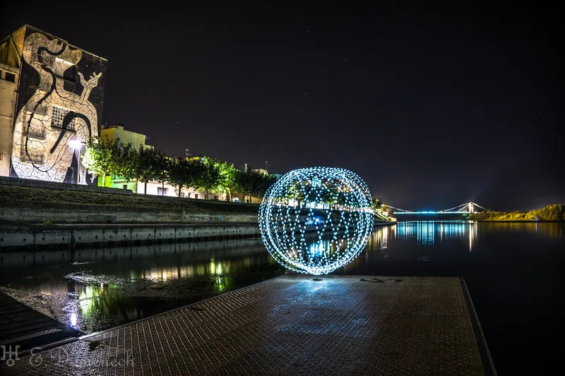 esfera de luz frente al puente colgante