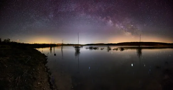 va lctea sobre el pantano