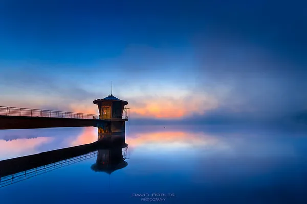 torre de control embalse de la granda en gozon, fotografía nocturna en Gozón