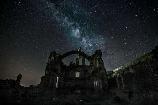 via lactea en ruinas, fotografía nocturna en Moya