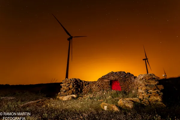 refugio de pastores y aerogeneradores, fotografía nocturna en Padul