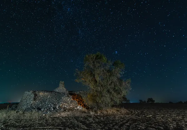 cuco con rbol y acabado en punta parece una chimenea pero no lo es, fotografía nocturna en Casas de Haro