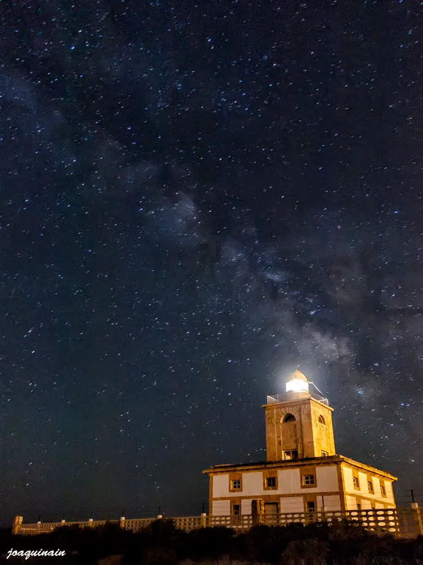 el faro seala el camino