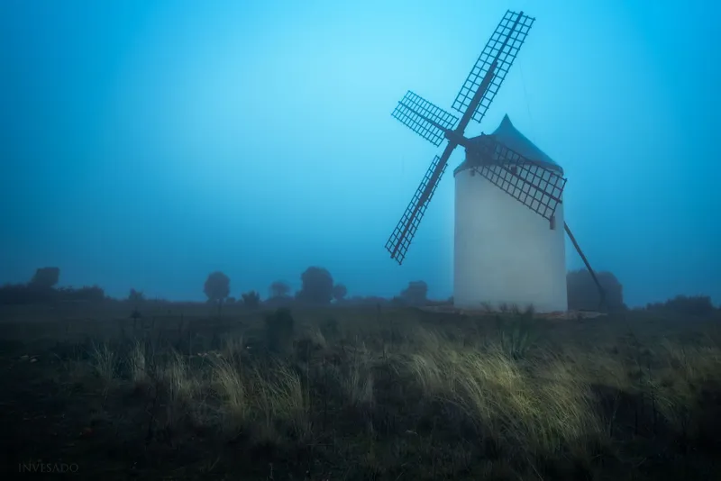 molino en la niebla crepuscular