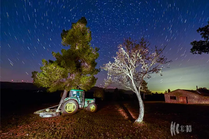 el tractor bajo las estrellas