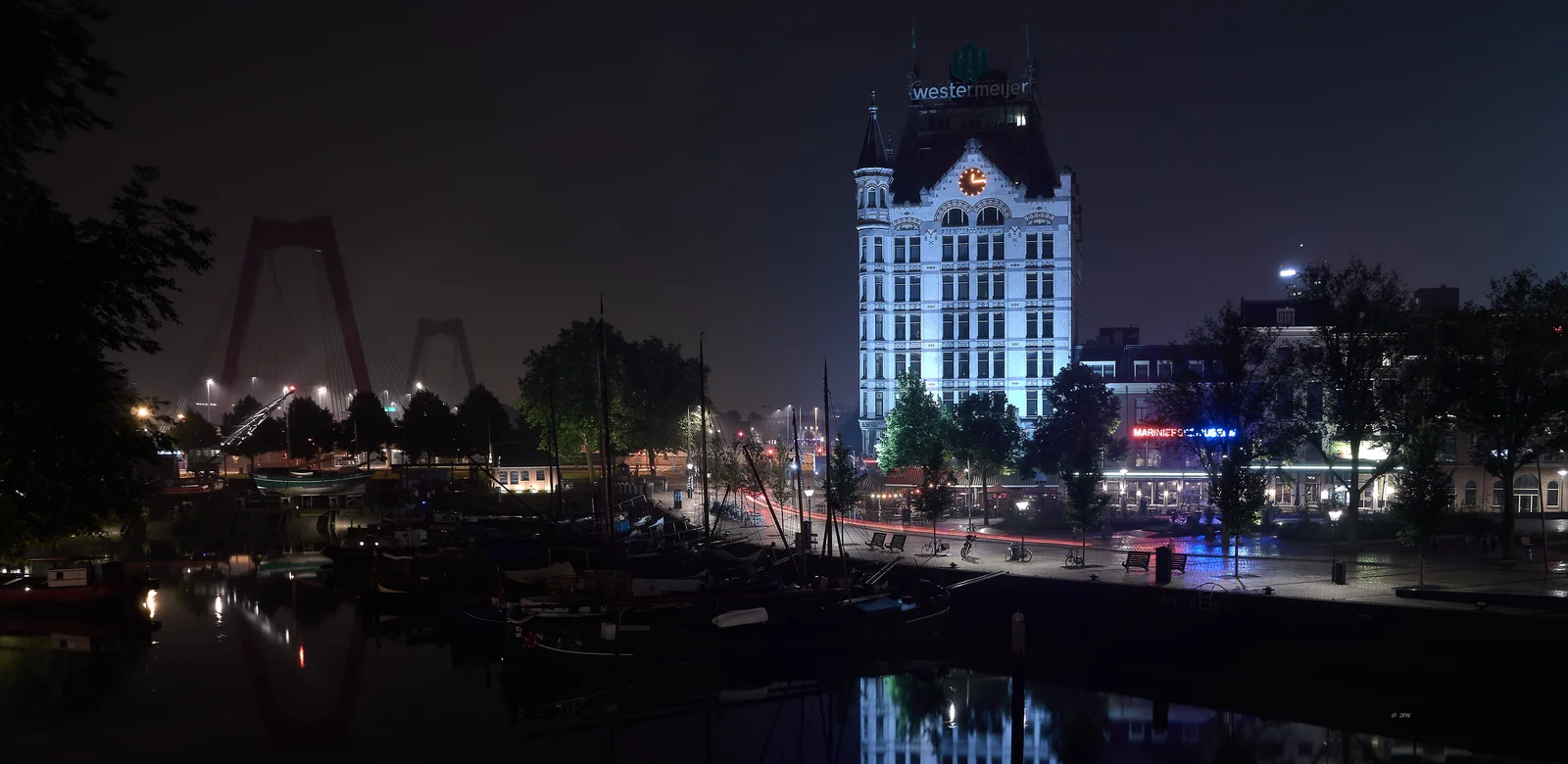 rotterdam a casa blanca e a ponte de guillermo dende as casas cubicas