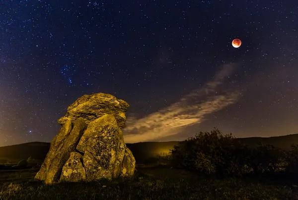 luna sangrante sobre el dolmen