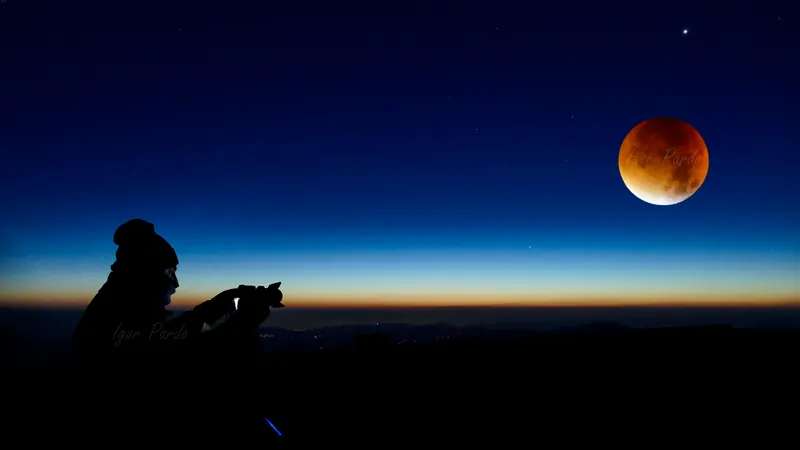 la luna roja nos vigila